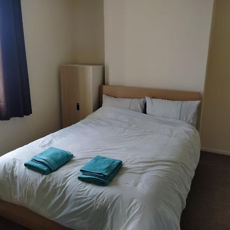 Self Catering 2 Bedroom Flat, Frequent Buses, 1-Minute Walk To Bus Stop, 20 Minutes To City Center Edinburgh Eksteriør bilde