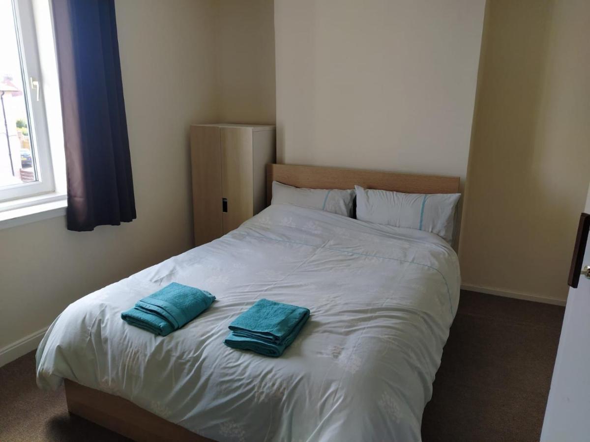 Self Catering 2 Bedroom Flat, Frequent Buses, 1-Minute Walk To Bus Stop, 20 Minutes To City Center Edinburgh Eksteriør bilde
