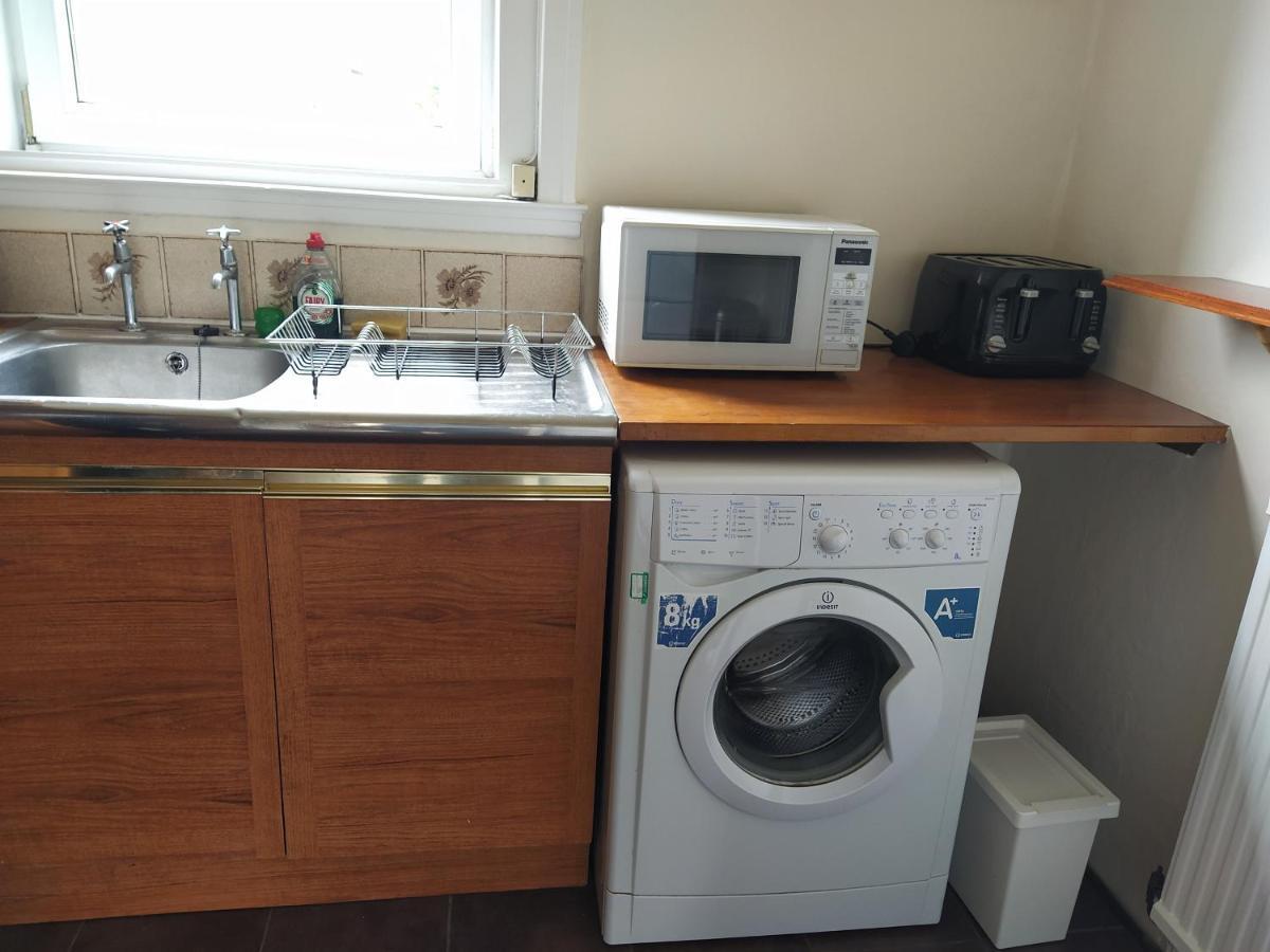 Self Catering 2 Bedroom Flat, Frequent Buses, 1-Minute Walk To Bus Stop, 20 Minutes To City Center Edinburgh Eksteriør bilde