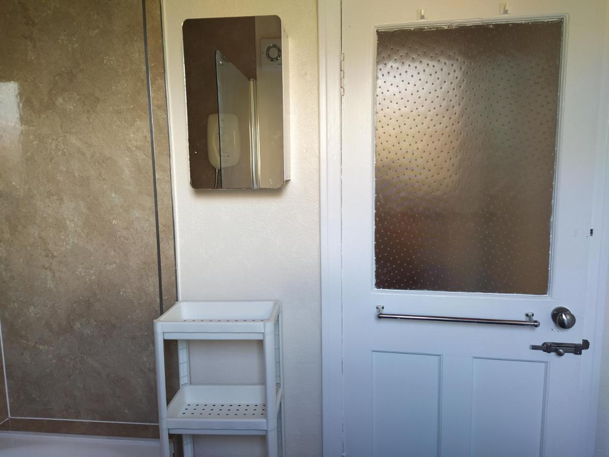 Self Catering 2 Bedroom Flat, Frequent Buses, 1-Minute Walk To Bus Stop, 20 Minutes To City Center Edinburgh Eksteriør bilde