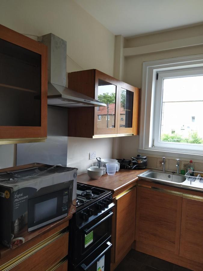 Self Catering 2 Bedroom Flat, Frequent Buses, 1-Minute Walk To Bus Stop, 20 Minutes To City Center Edinburgh Eksteriør bilde
