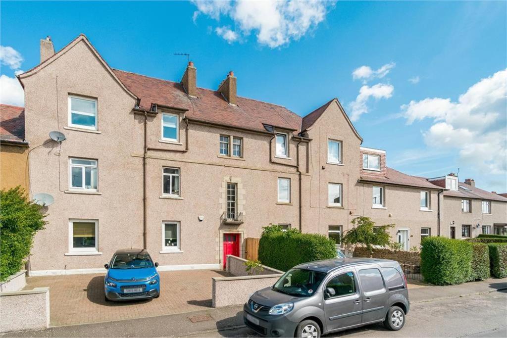 Self Catering 2 Bedroom Flat, Frequent Buses, 1-Minute Walk To Bus Stop, 20 Minutes To City Center Edinburgh Eksteriør bilde