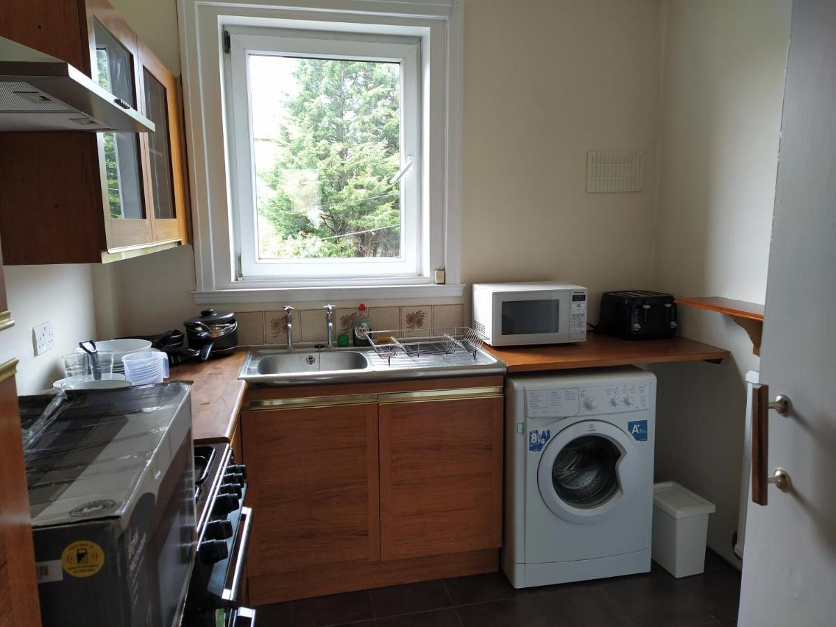 Self Catering 2 Bedroom Flat, Frequent Buses, 1-Minute Walk To Bus Stop, 20 Minutes To City Center Edinburgh Eksteriør bilde