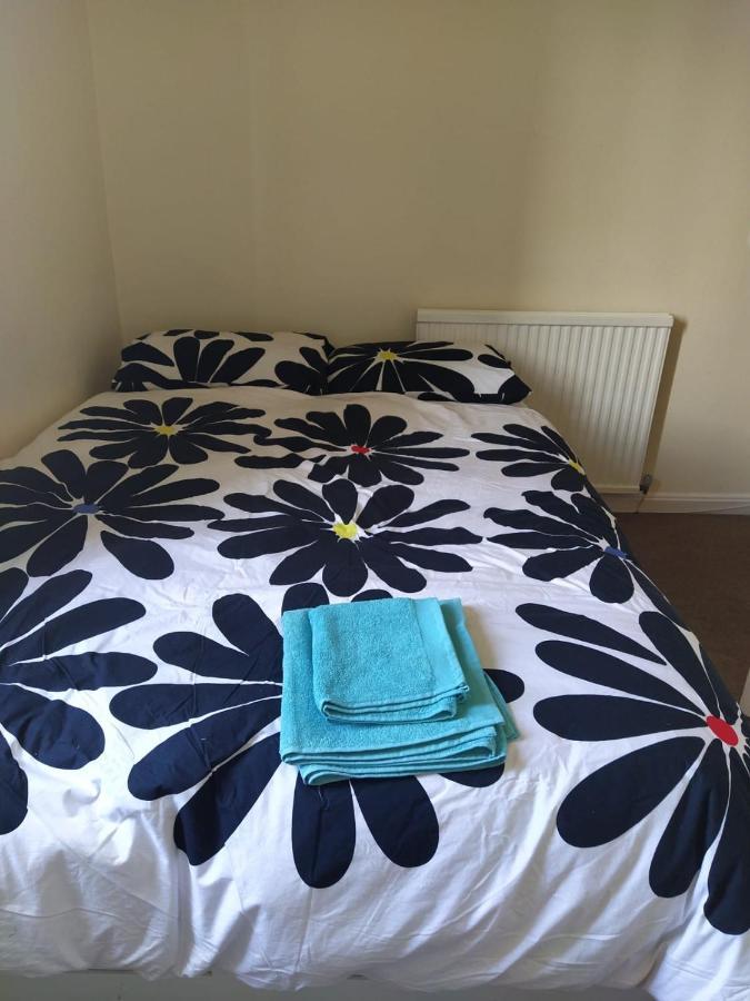 Self Catering 2 Bedroom Flat, Frequent Buses, 1-Minute Walk To Bus Stop, 20 Minutes To City Center Edinburgh Eksteriør bilde