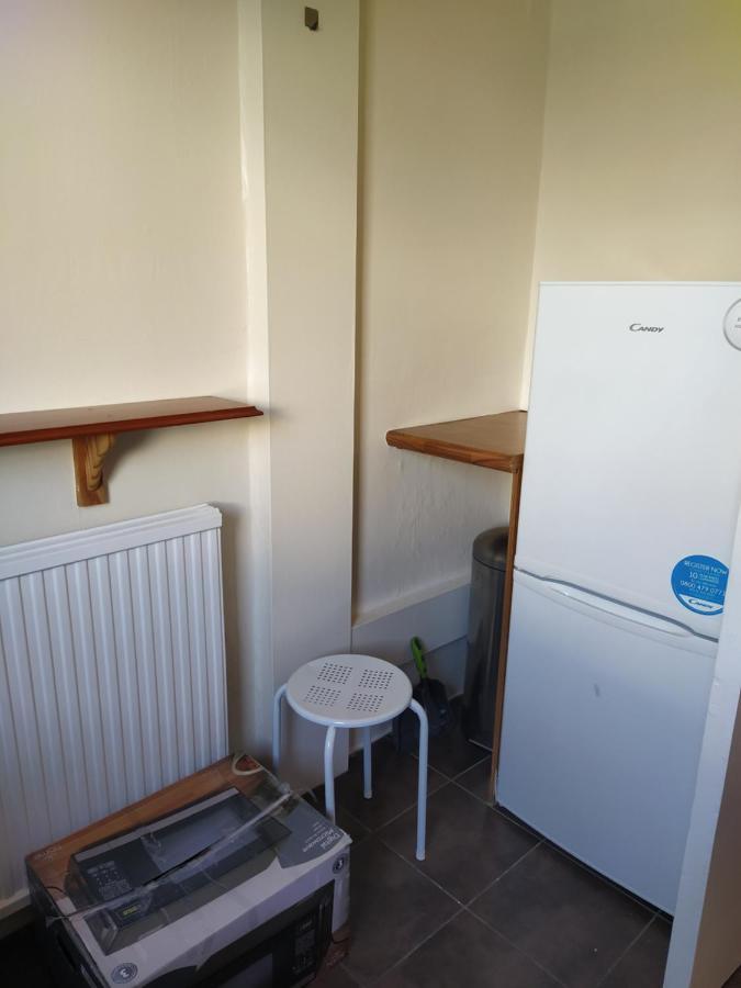 Self Catering 2 Bedroom Flat, Frequent Buses, 1-Minute Walk To Bus Stop, 20 Minutes To City Center Edinburgh Eksteriør bilde