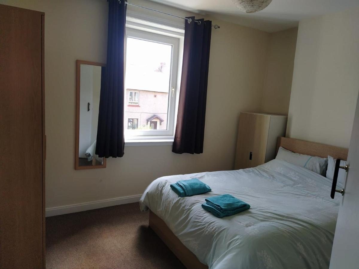 Self Catering 2 Bedroom Flat, Frequent Buses, 1-Minute Walk To Bus Stop, 20 Minutes To City Center Edinburgh Eksteriør bilde