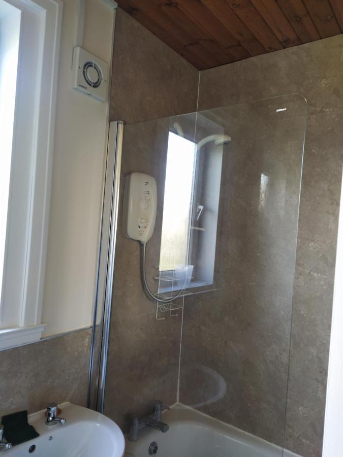 Self Catering 2 Bedroom Flat, Frequent Buses, 1-Minute Walk To Bus Stop, 20 Minutes To City Center Edinburgh Eksteriør bilde