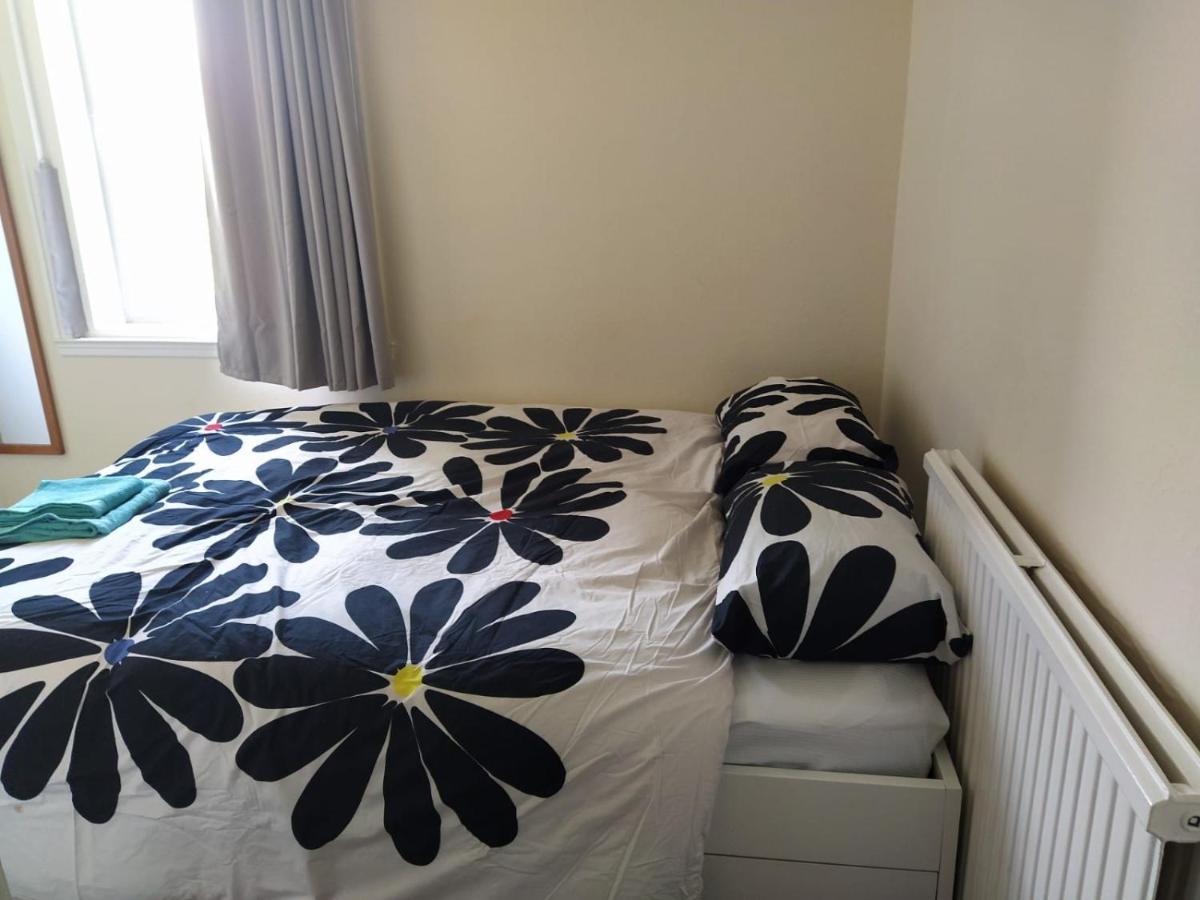 Self Catering 2 Bedroom Flat, Frequent Buses, 1-Minute Walk To Bus Stop, 20 Minutes To City Center Edinburgh Eksteriør bilde