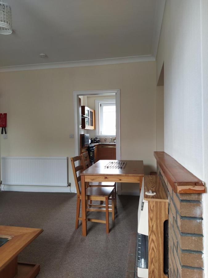 Self Catering 2 Bedroom Flat, Frequent Buses, 1-Minute Walk To Bus Stop, 20 Minutes To City Center Edinburgh Eksteriør bilde