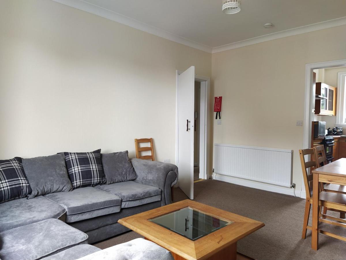 Self Catering 2 Bedroom Flat, Frequent Buses, 1-Minute Walk To Bus Stop, 20 Minutes To City Center Edinburgh Eksteriør bilde